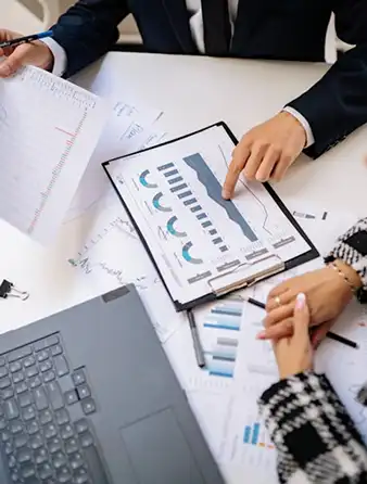 Contador revisando documentos financieros y reportes tributarios para asesoría contable empresarial en Colombia