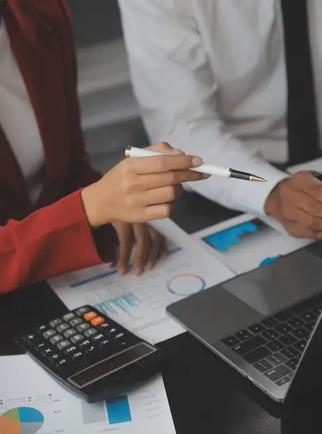 Equipo profesional realizando procesos de outsourcing contable y administración financiera empresarial