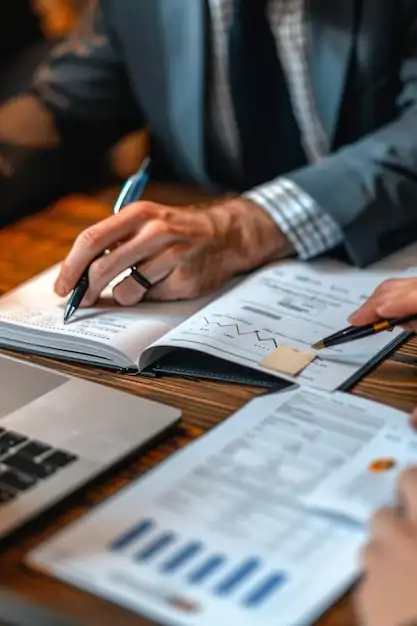 Profesionales revisando documentación financiera para procesos de revisoría fiscal y control empresarial