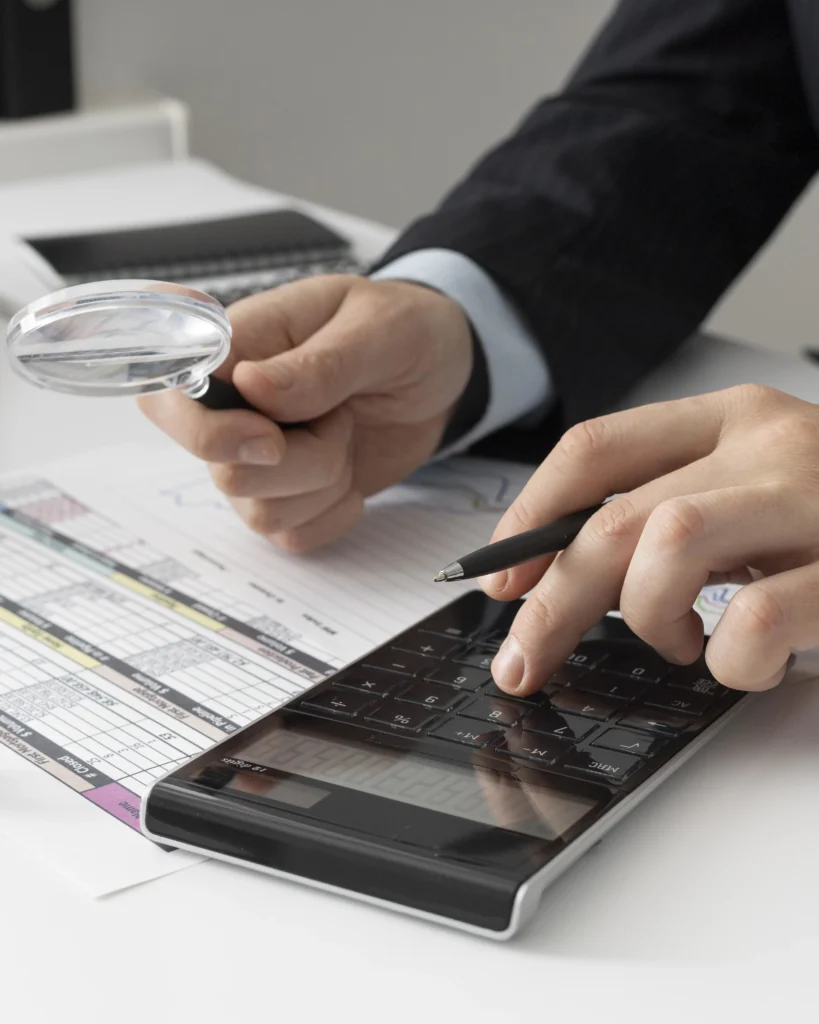 Profesional analizando información financiera y tributaria para auditoría de impuestos y cumplimiento fiscalProfesional analizando información financiera y tributaria para auditoría de impuestos y cumplimiento fiscal