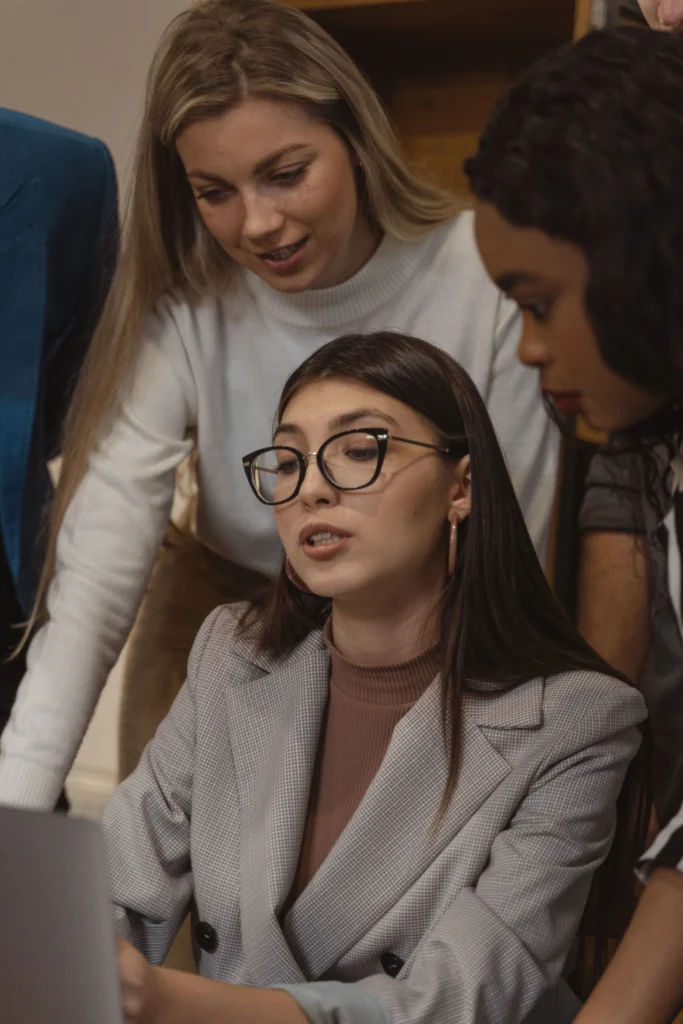 Emprendedores formalizando una empresa con acompañamiento profesional en procesos de constitución empresarial