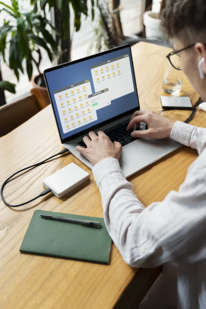 Profesional gestionando el proceso de registro y habilitación como facturador electrónico ante la DIAN